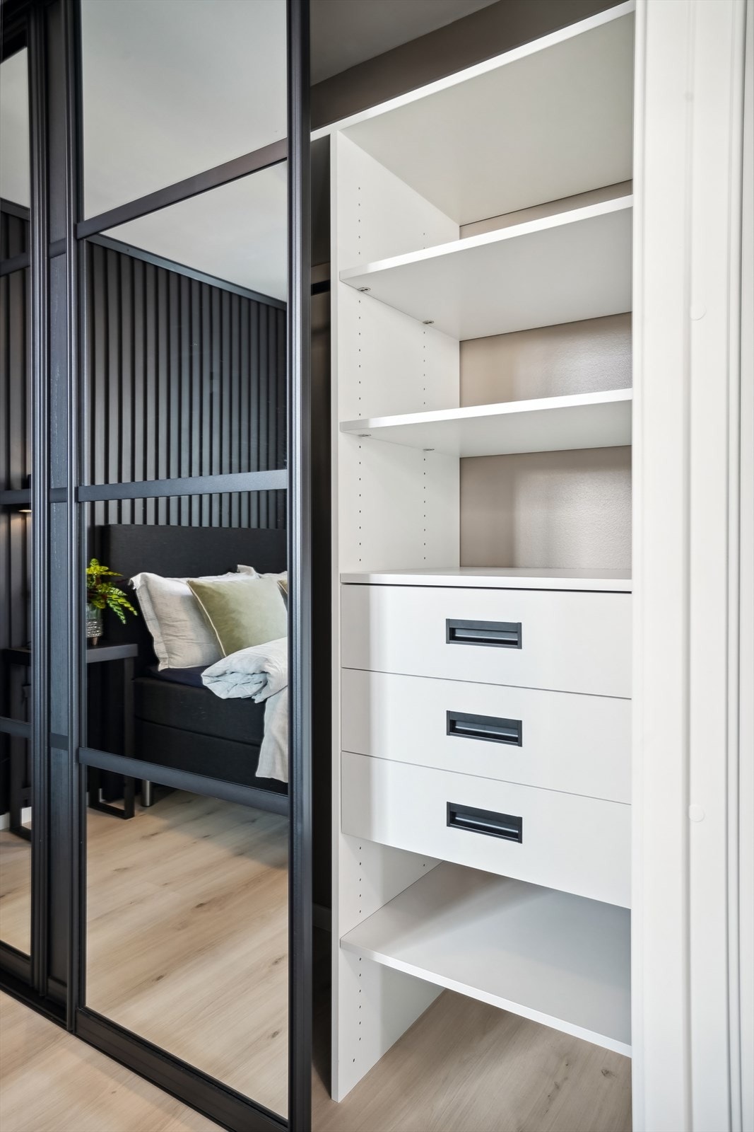 Soverommet inkluderer en funksjonell garderobeløsning som overtas ved handelen. Galleribilde