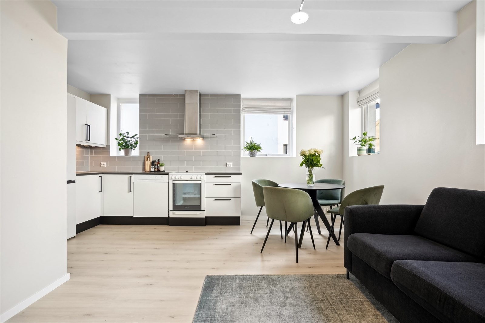 2-roms eierleilighet i eldre bygård, beliggende sentralt i Ålesund. Galleribilde