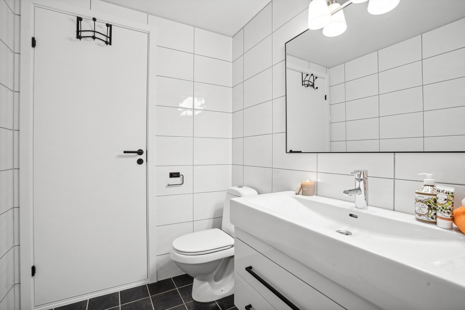 Badet er utstyrt med toalett, baderomsinnredning med servant, dusjkabinett fra 2022 og opplegg for vaskemaskin. Galleribilde