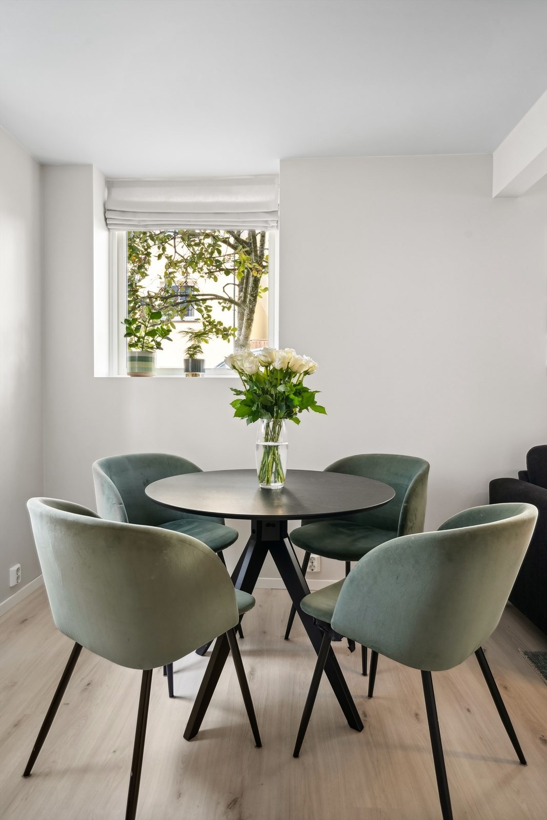 Leiligheten ligger i boligbyggets underetasje og måler 37 kvm (Internt bruksareal). Galleribilde