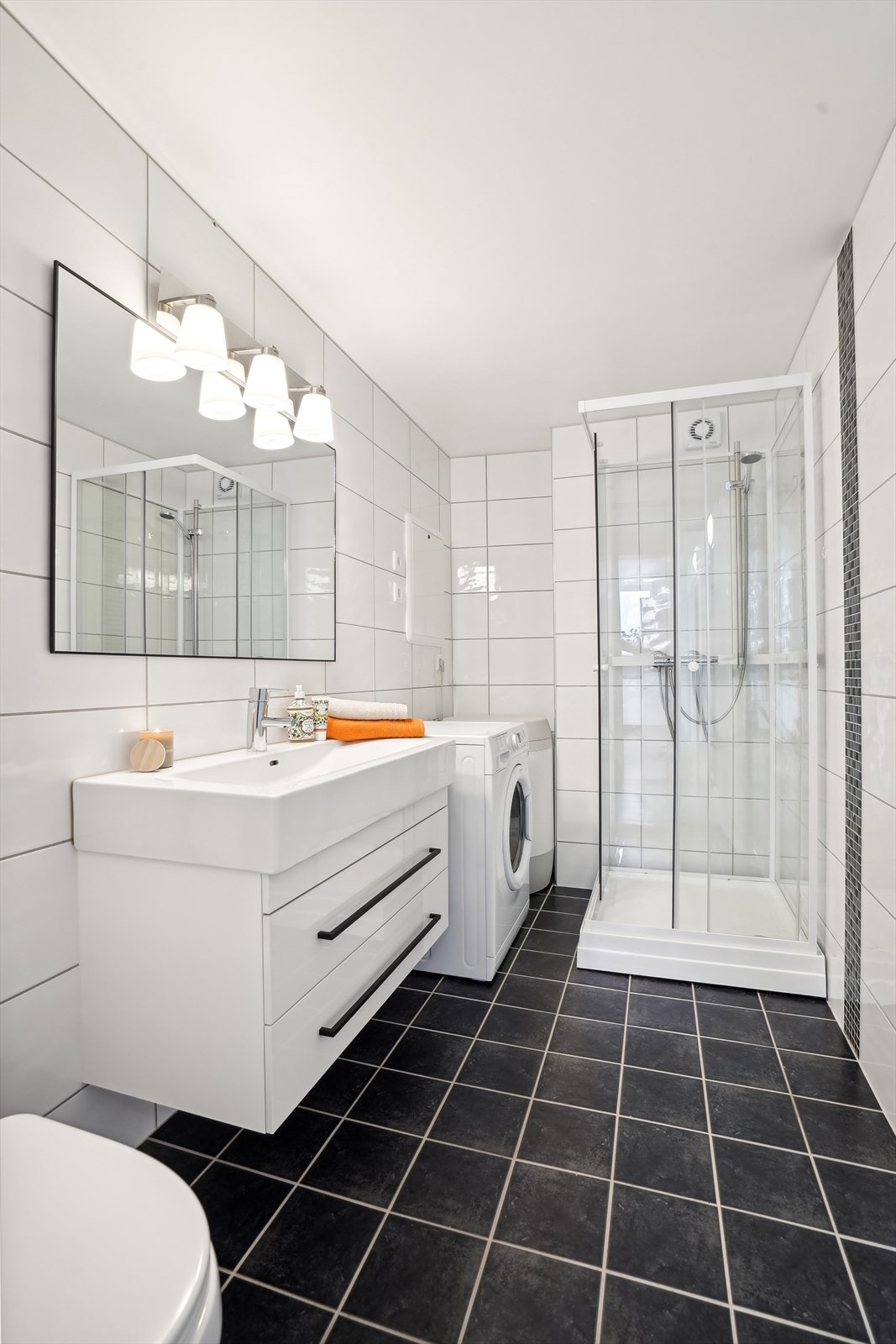 Bad/vaskerommet har flislagte gulv og vegger, samt gulvvarme. Galleribilde