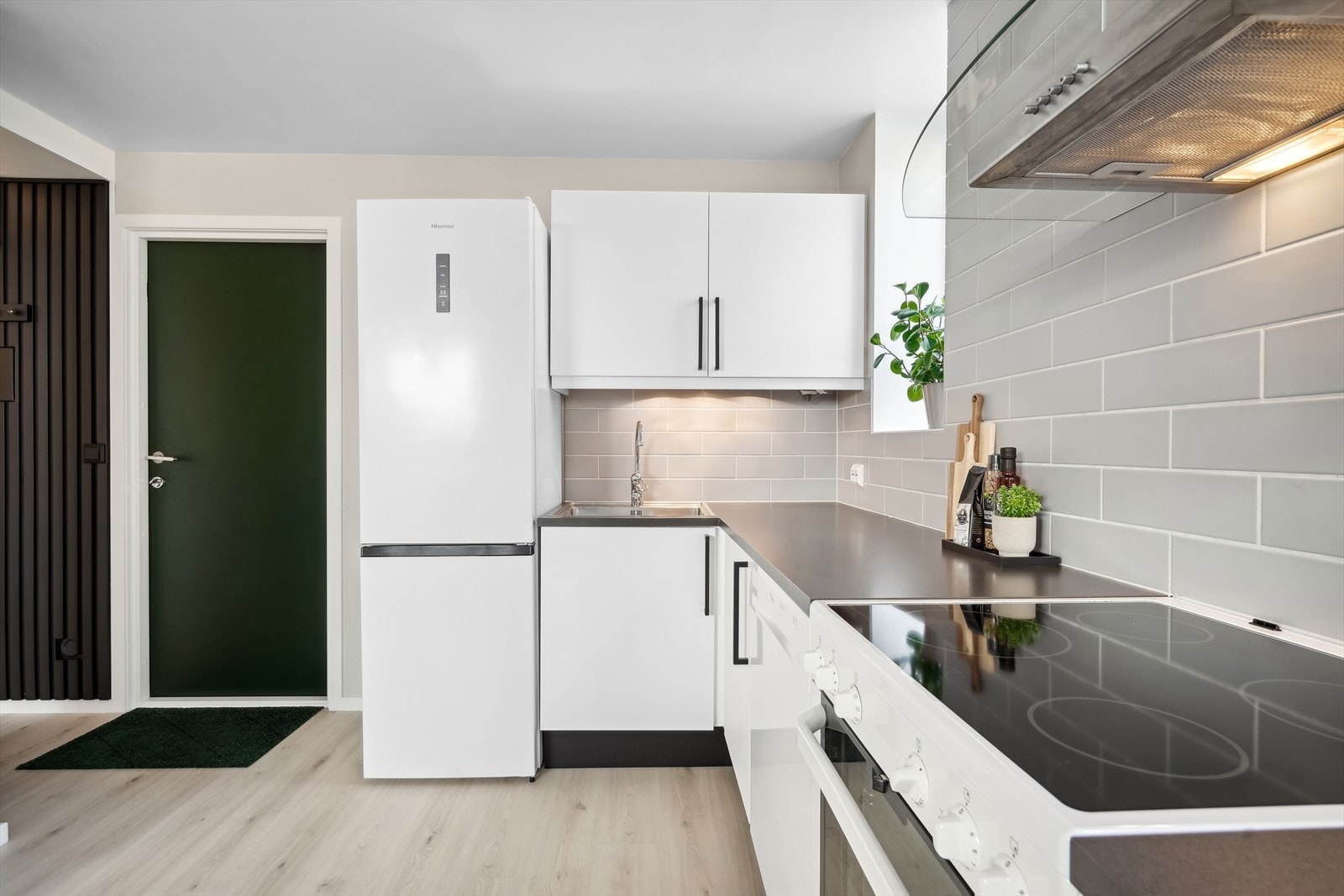 På veggen over benkeplaten er det lagt fliser. Galleribilde