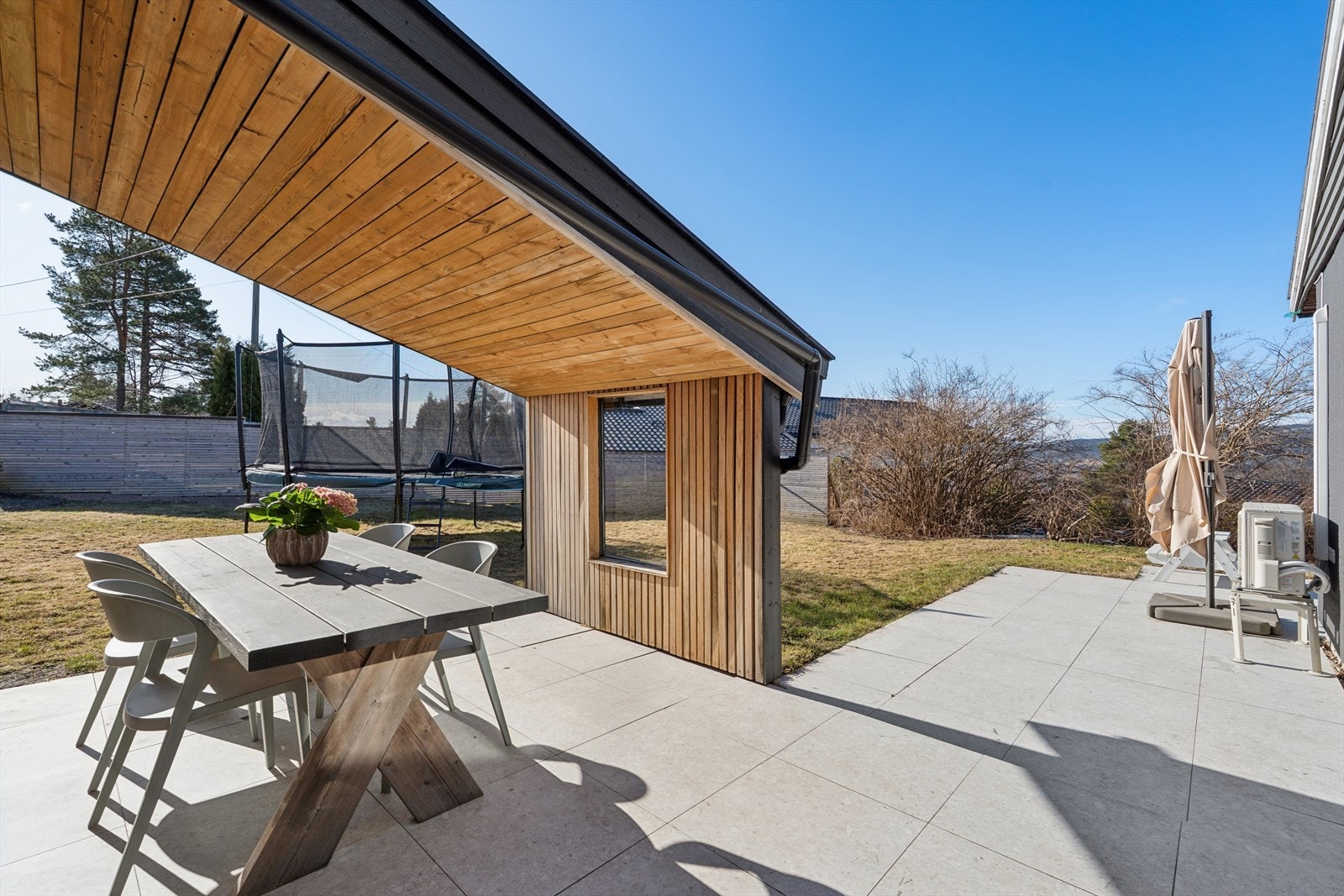 Terrassen strekker seg rundt boligen. Galleribilde