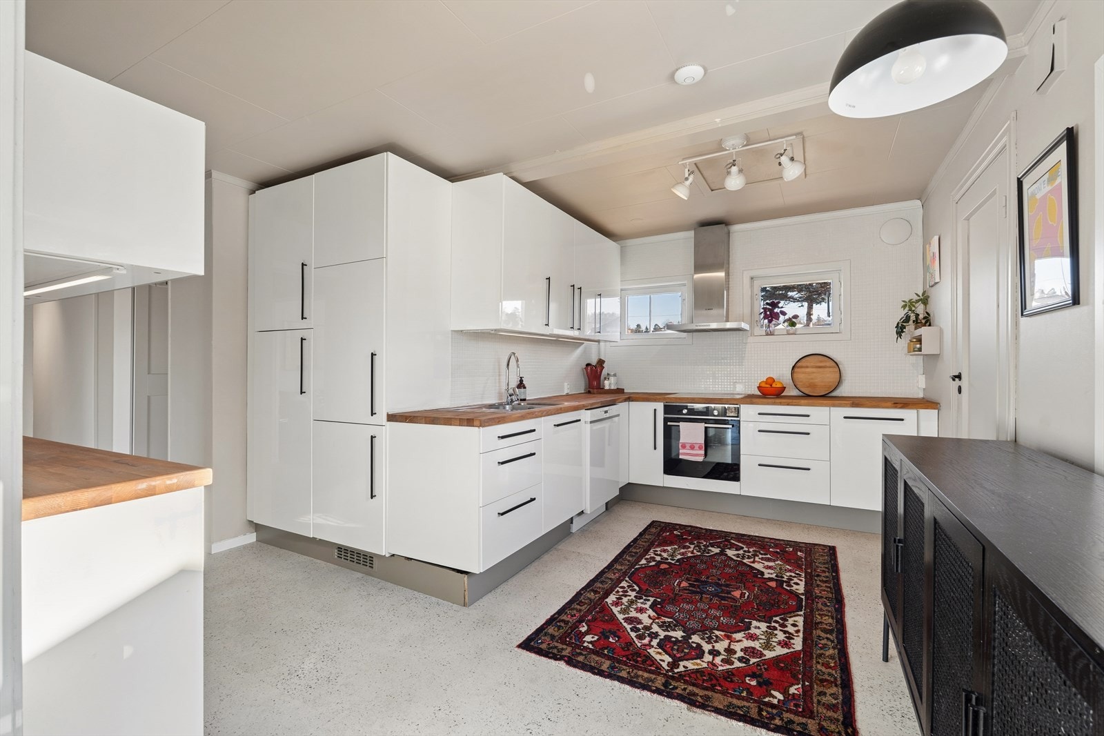 Stilrent og moderne kjøkken fra 2010. Galleribilde