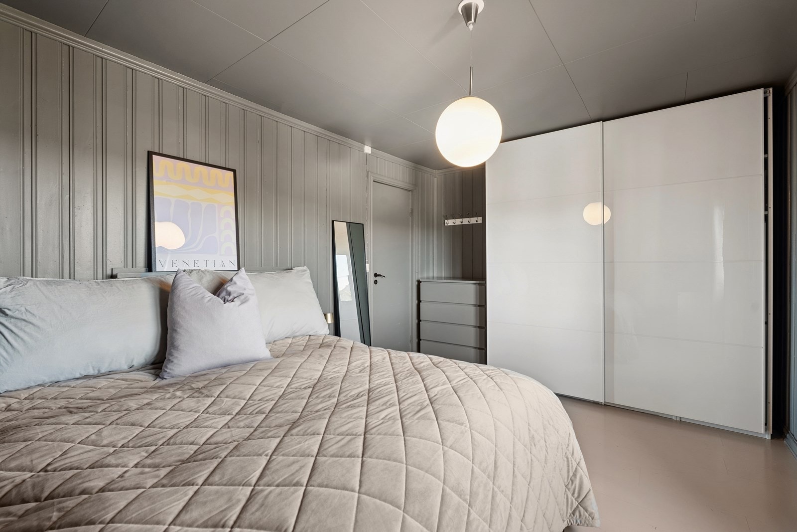 Her er det god plass for dobbeltseng, nattbord og gode garderobeløsninger. Galleribilde