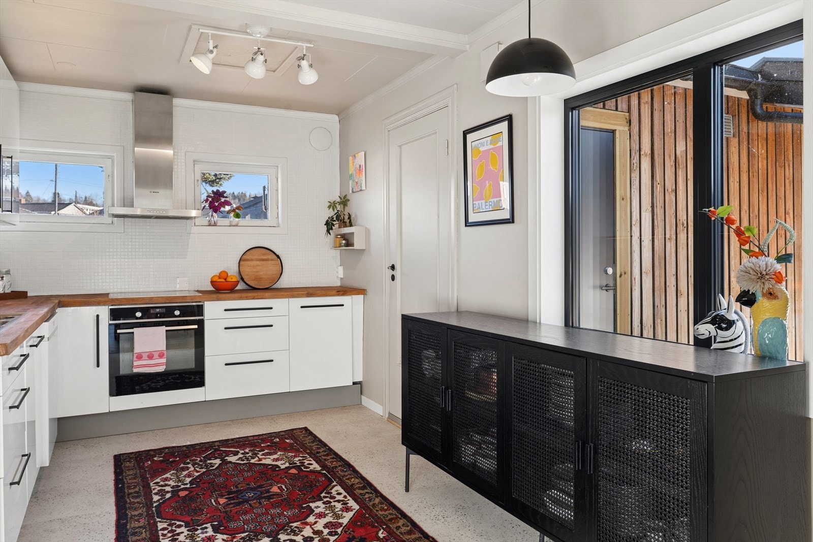 I innredningen er det integrert stekeovn, platetopp og kjøl/frys. Plass for frittstående oppvaskmaskin. Benkeplate i solid heltre utførelse. Galleribilde