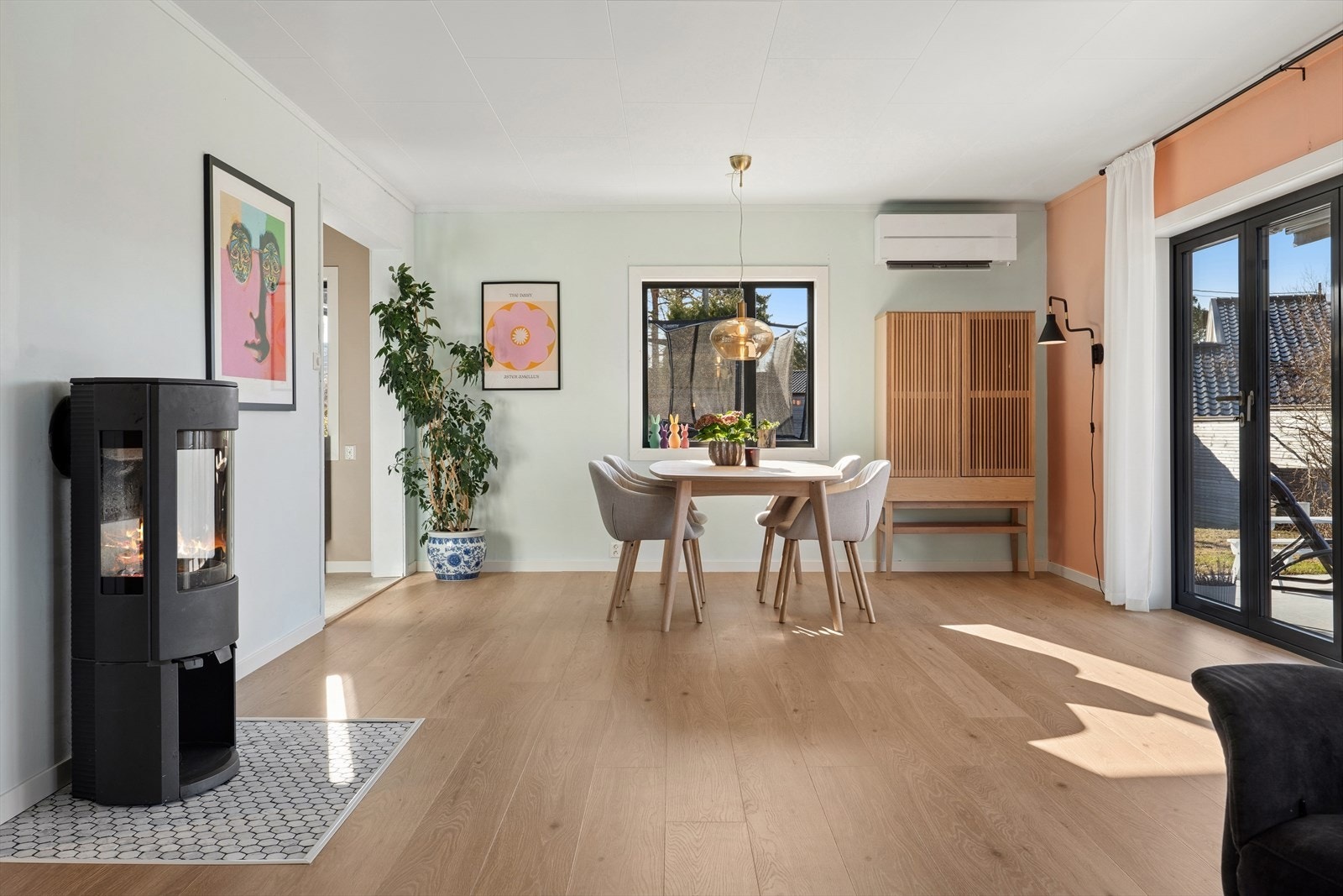 Peisovnen er selve hjertet i rommet og bidrar til å varme opp både rom og stemning. Det er også etablert varmepumpe i rommet. Galleribilde