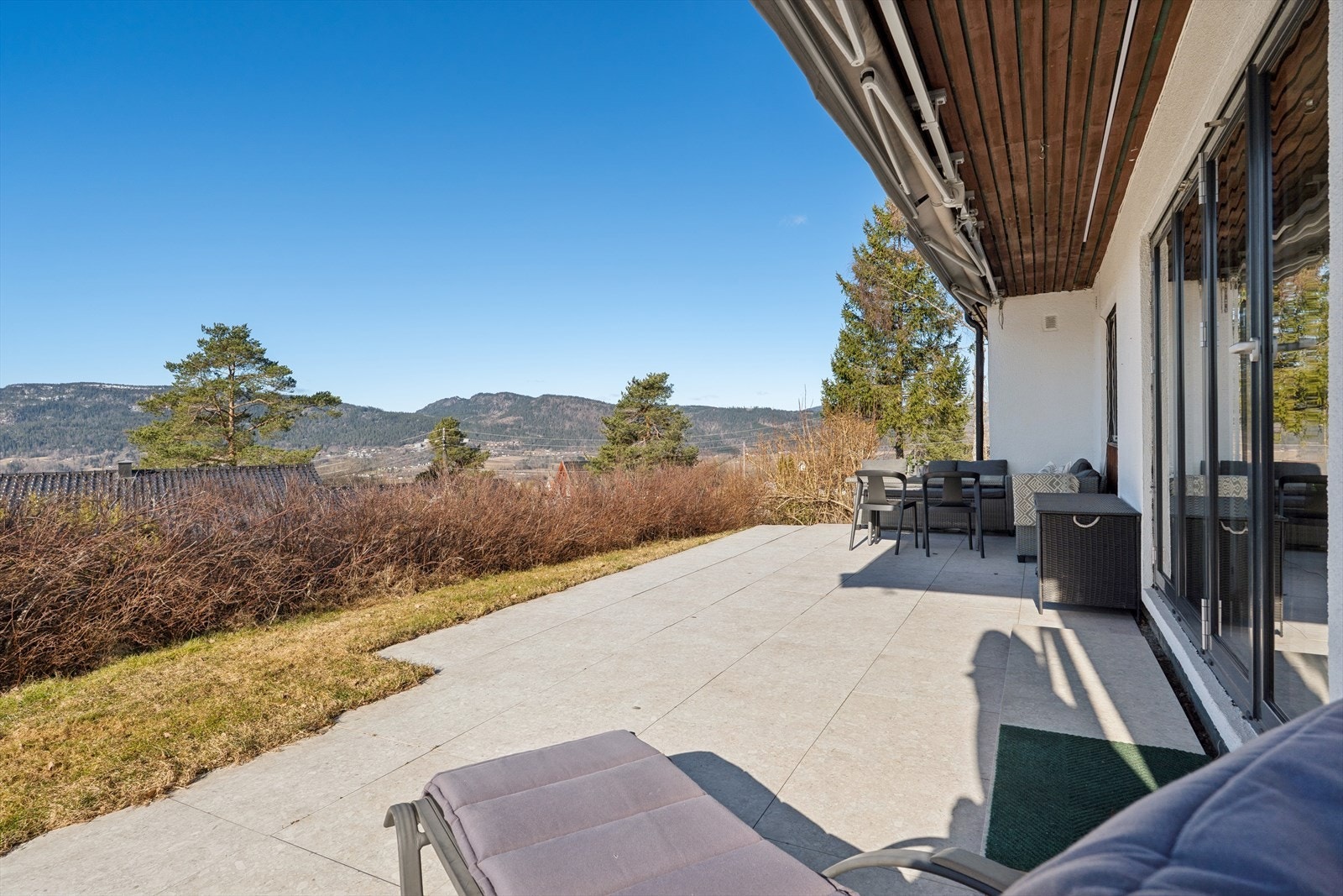 Flislagt markterrasse med god plass for utemøblement. Galleribilde