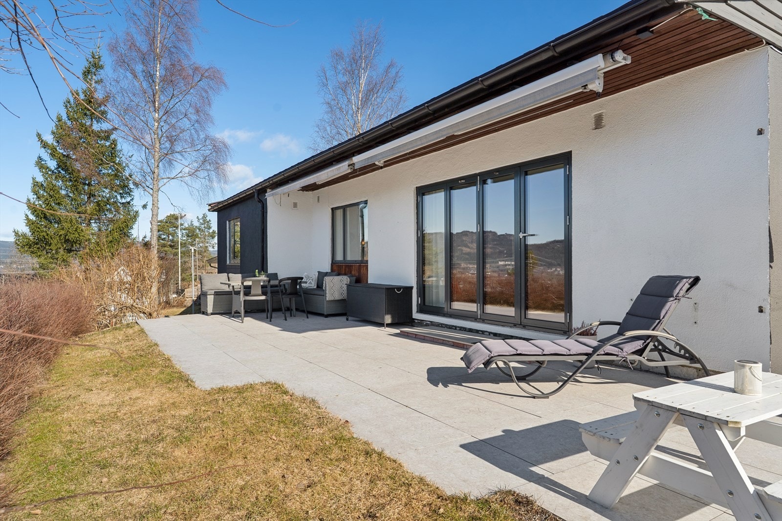 Denne er delvis overbygget og har markiser som skjermer ved behov. Galleribilde