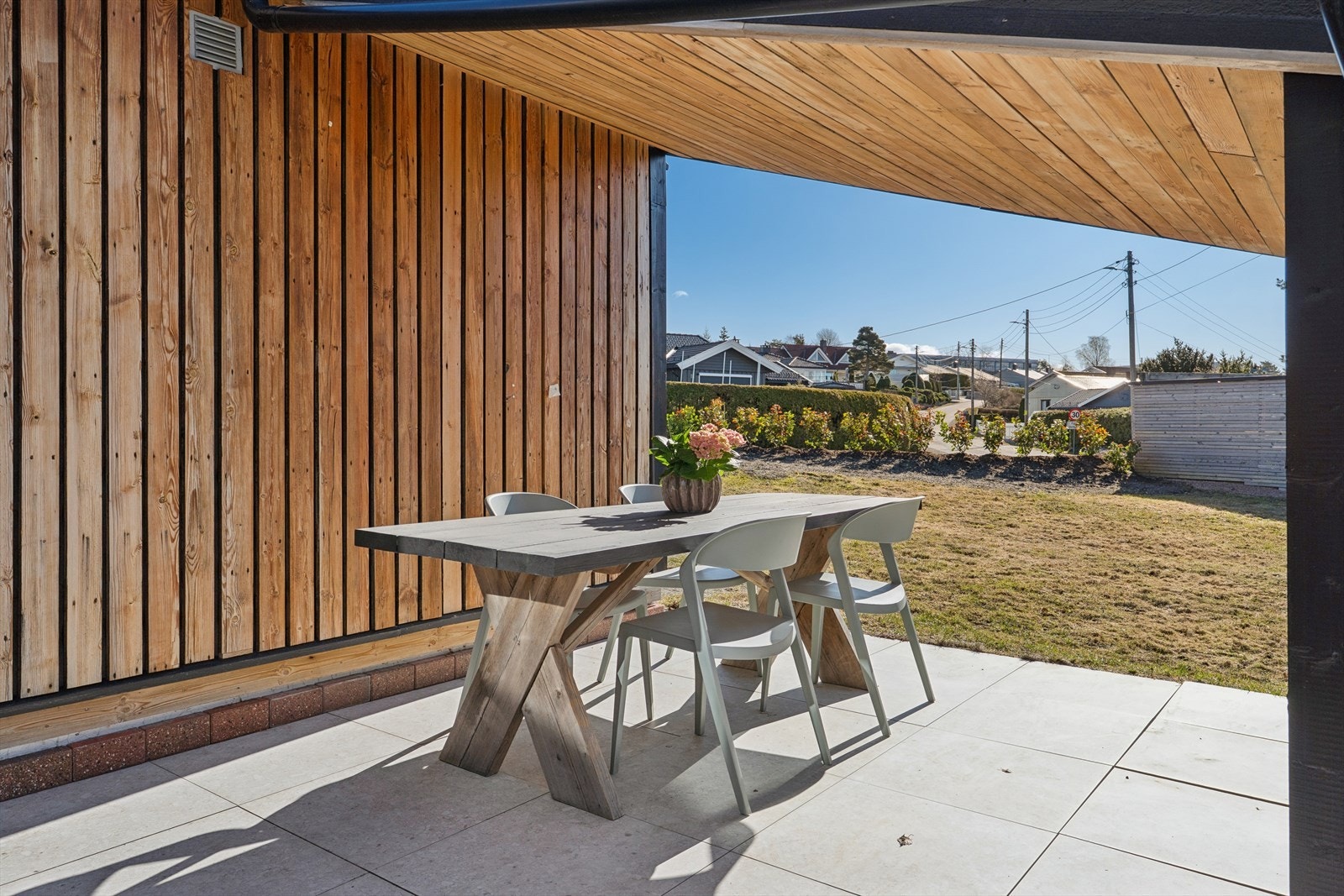 Her kan du dele gode måltider i friluft med familien. Stilig pergola-variant som gjør at en kan nyte utelivet selv på mer regntunge dager. Galleribilde