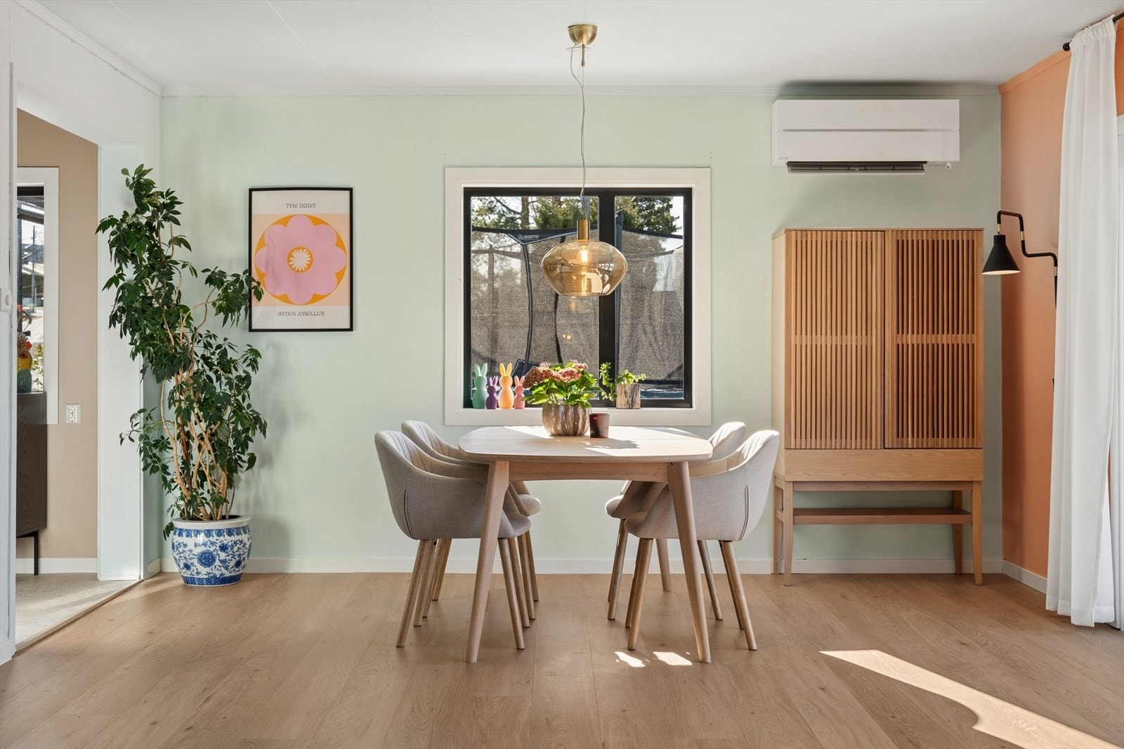 Spisegruppen tar plass i egen sone og inviterer til sosiale og hyggelige måltider med kjente og kjære. Galleribilde