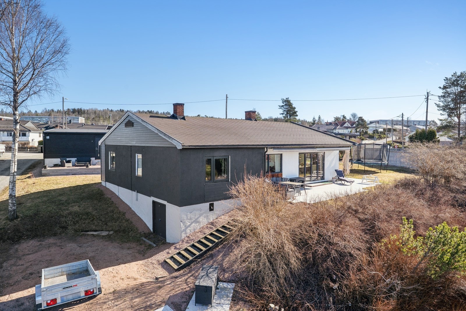Romslig og innholdsrik familiebolig i veletablert og barnevennlig område på Tranby. Galleribilde