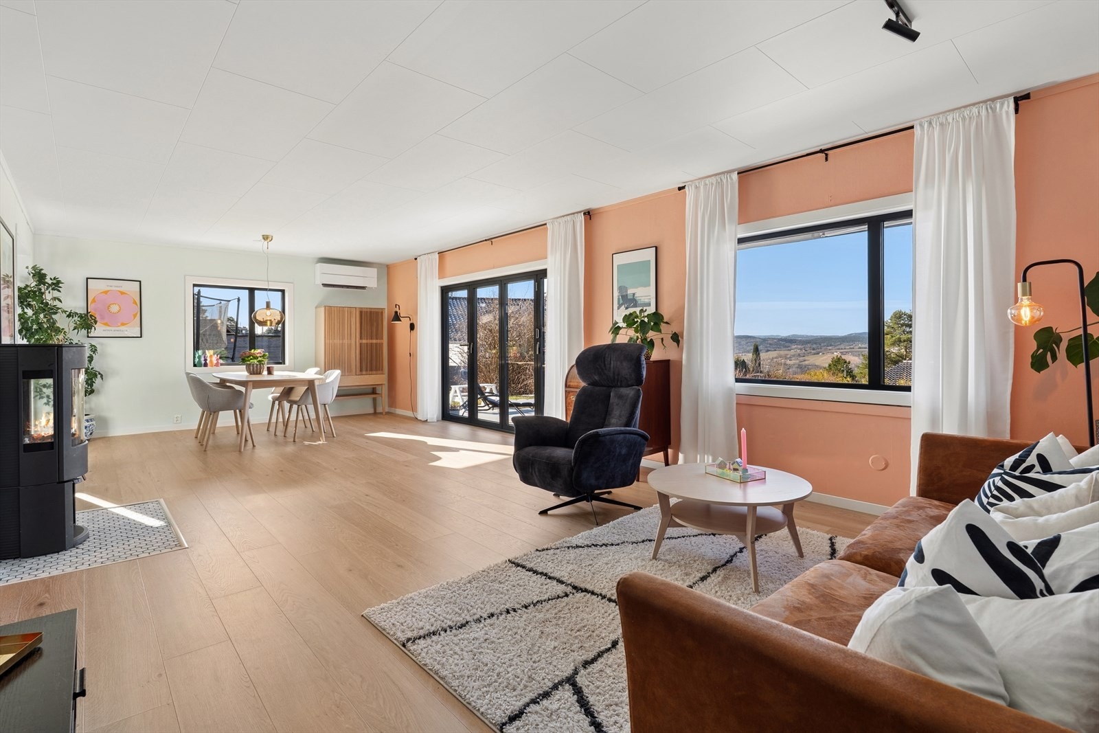 Gode vindusflater sørger for at rommet får godt med naturlig lys. Galleribilde