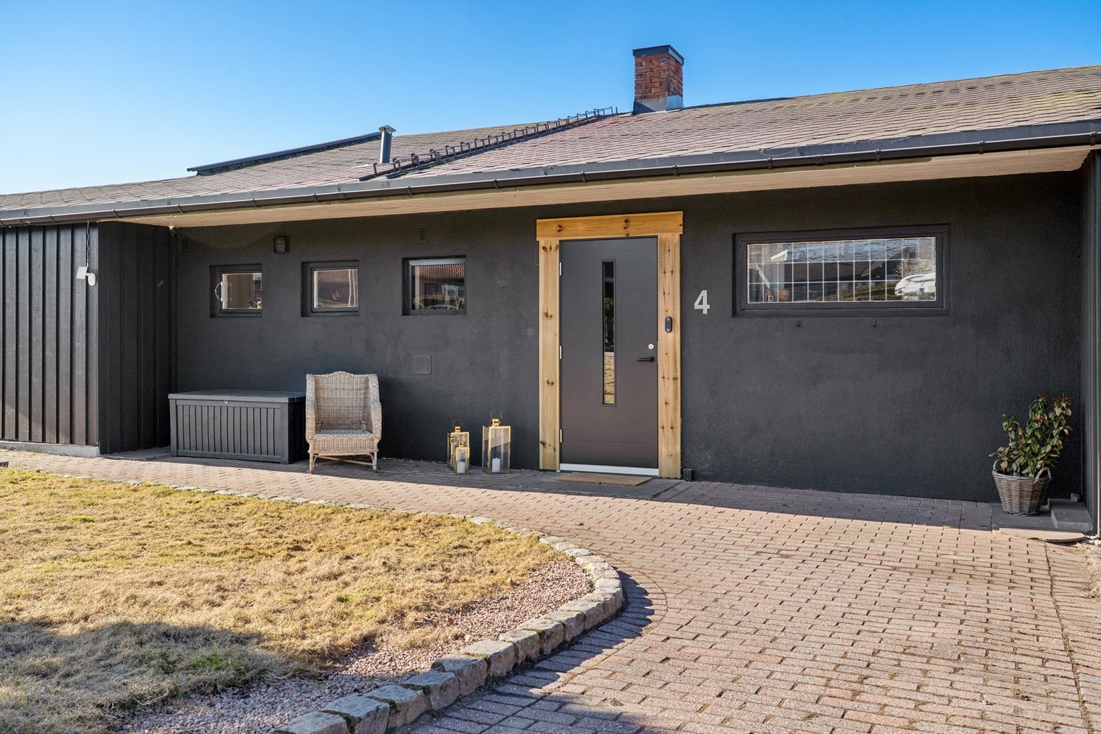 Et hyggelig og forseggjort inngangsparti ønsker deg hjertelig velkommen hjem. Galleribilde