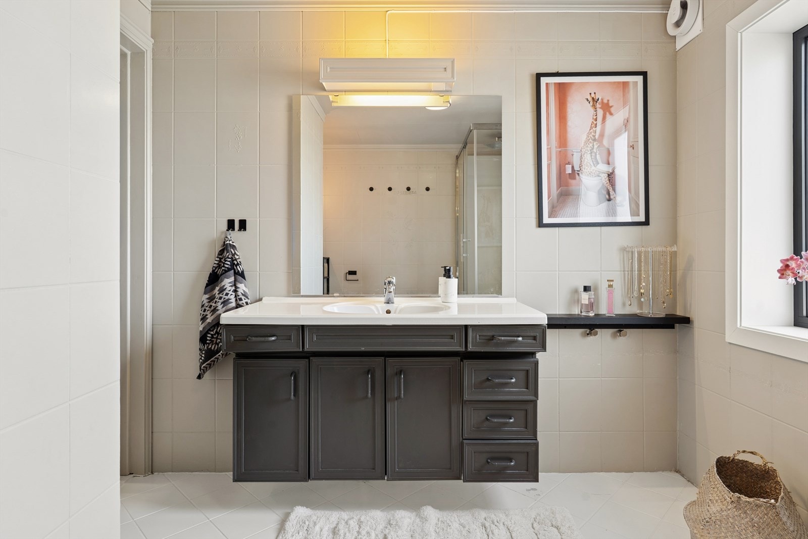 Romslig baderomsinnredning med mye oppbevaringsplass for baderomsartikler. Galleribilde