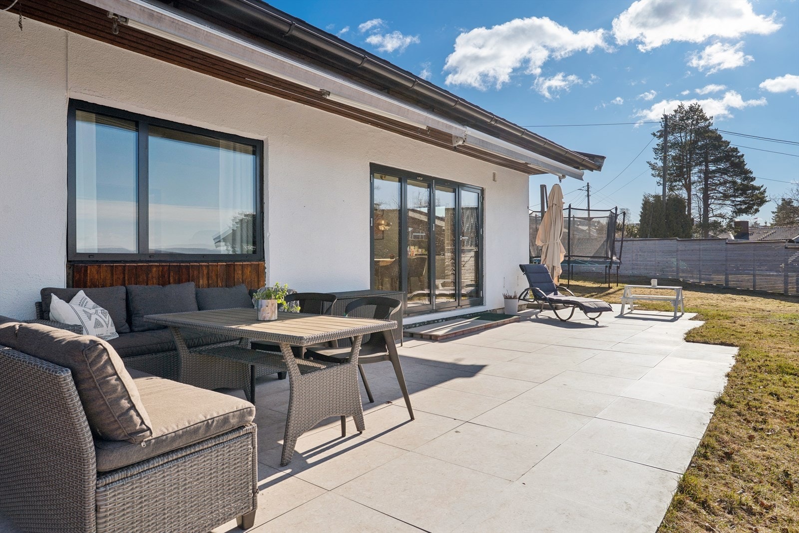 Nyt lange soldager med en god bok, eller i godt selskap. Galleribilde