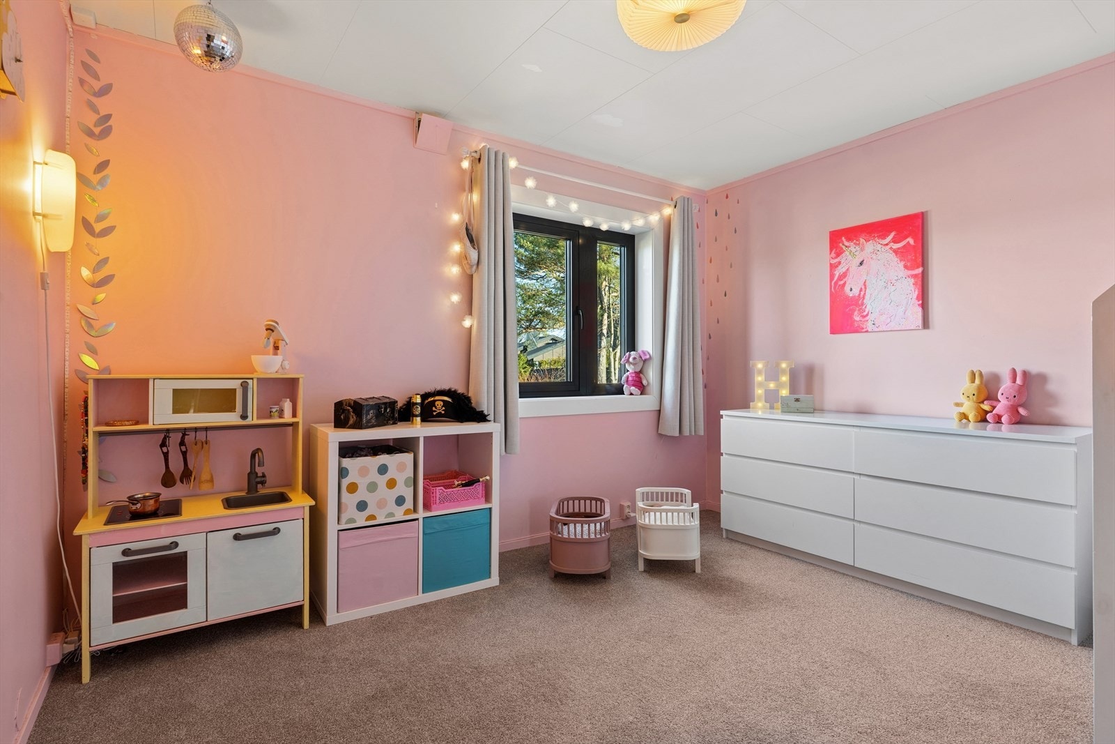 Her får junior plass for både garderobe og leker. Galleribilde