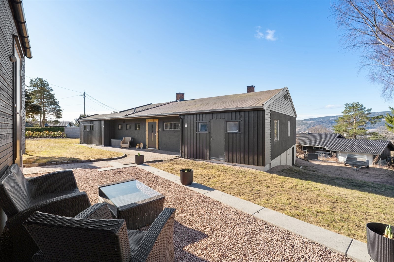 Svært solrik uteområde med boltreplass for både store, små og firbeinte. Galleribilde