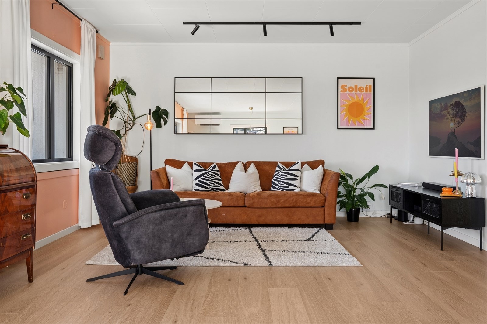 Vi beveger oss videre inn i en lys og innbydende stue. Galleribilde