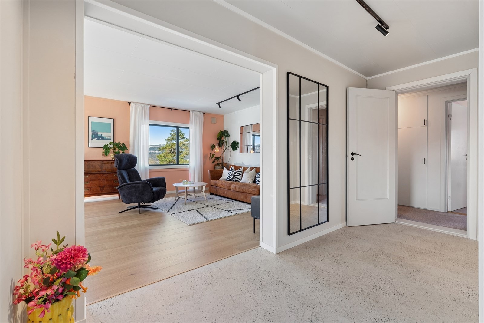 Velkommen inn! Lys og hyggelig entré/gang med plass for garderobe- og opphengsløsninger. Galleribilde