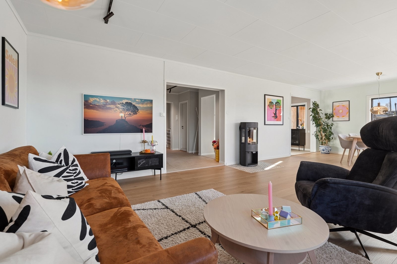 Sofakroken finner fort sin naturlige plass i rommet, og tv-en kan med fordel plasseres mot/på vegg. Galleribilde