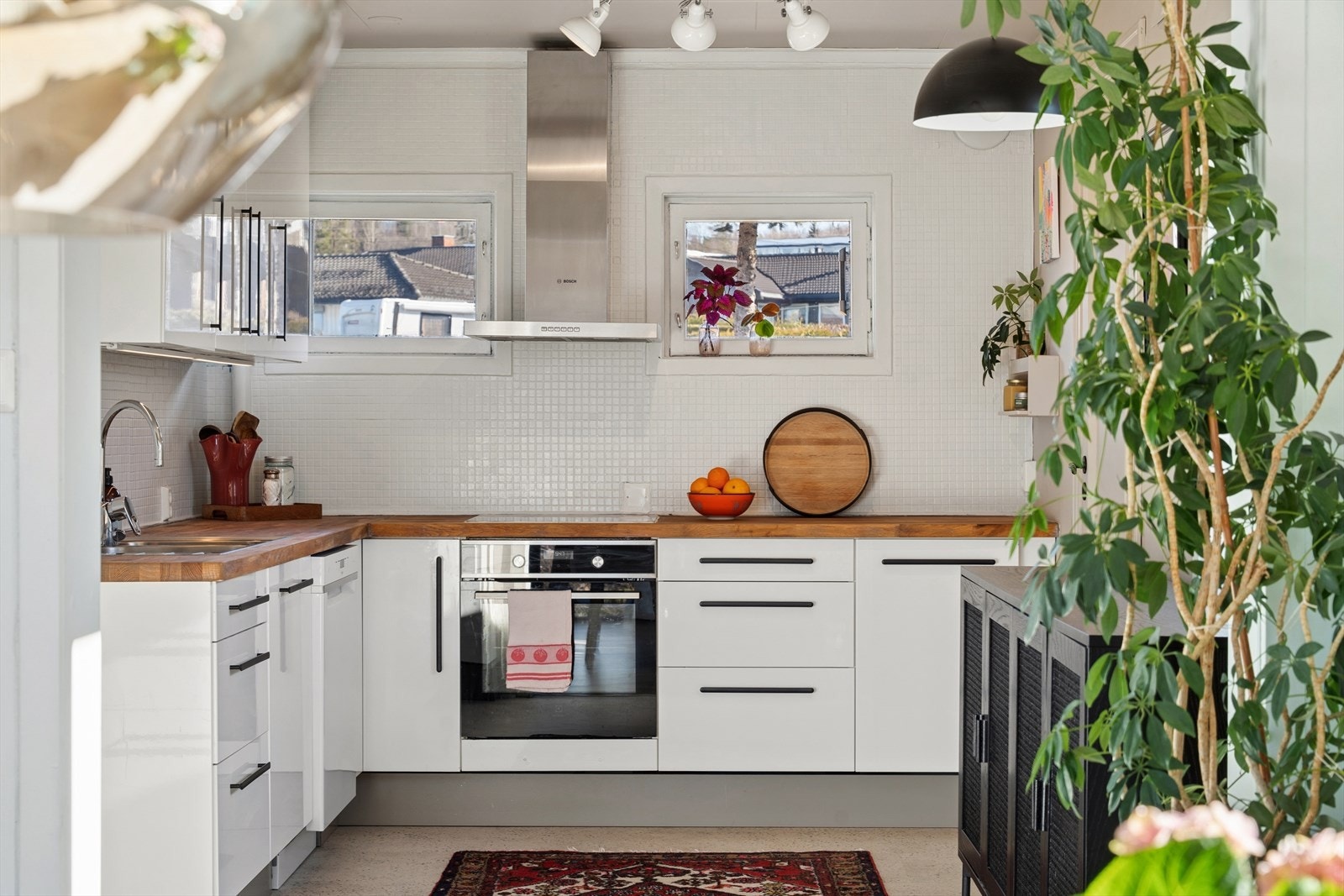 Her har en alt en måtte trenge av skap-, skuff- og benkeplass. Galleribilde