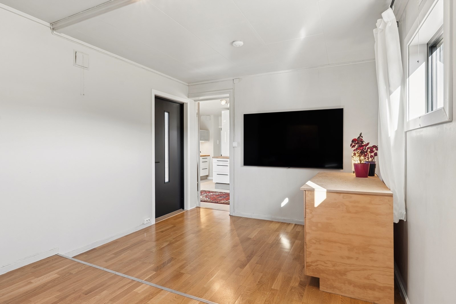 Fra kjøkkenet er det adkomst til en ekstra tv-stue. Galleribilde