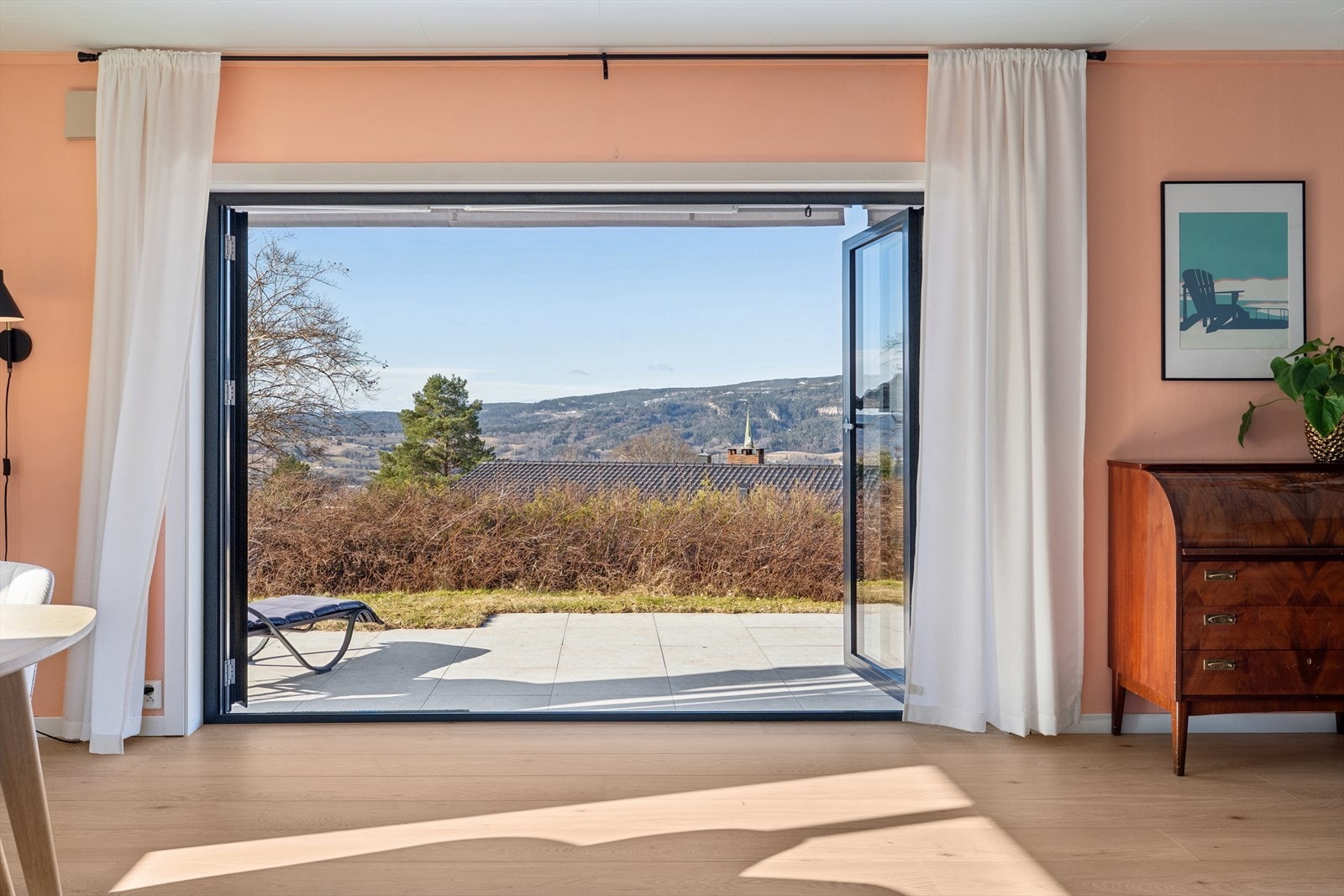 Slipp utsikten og friluften inn i stuen via de store terrassedørene. Galleribilde