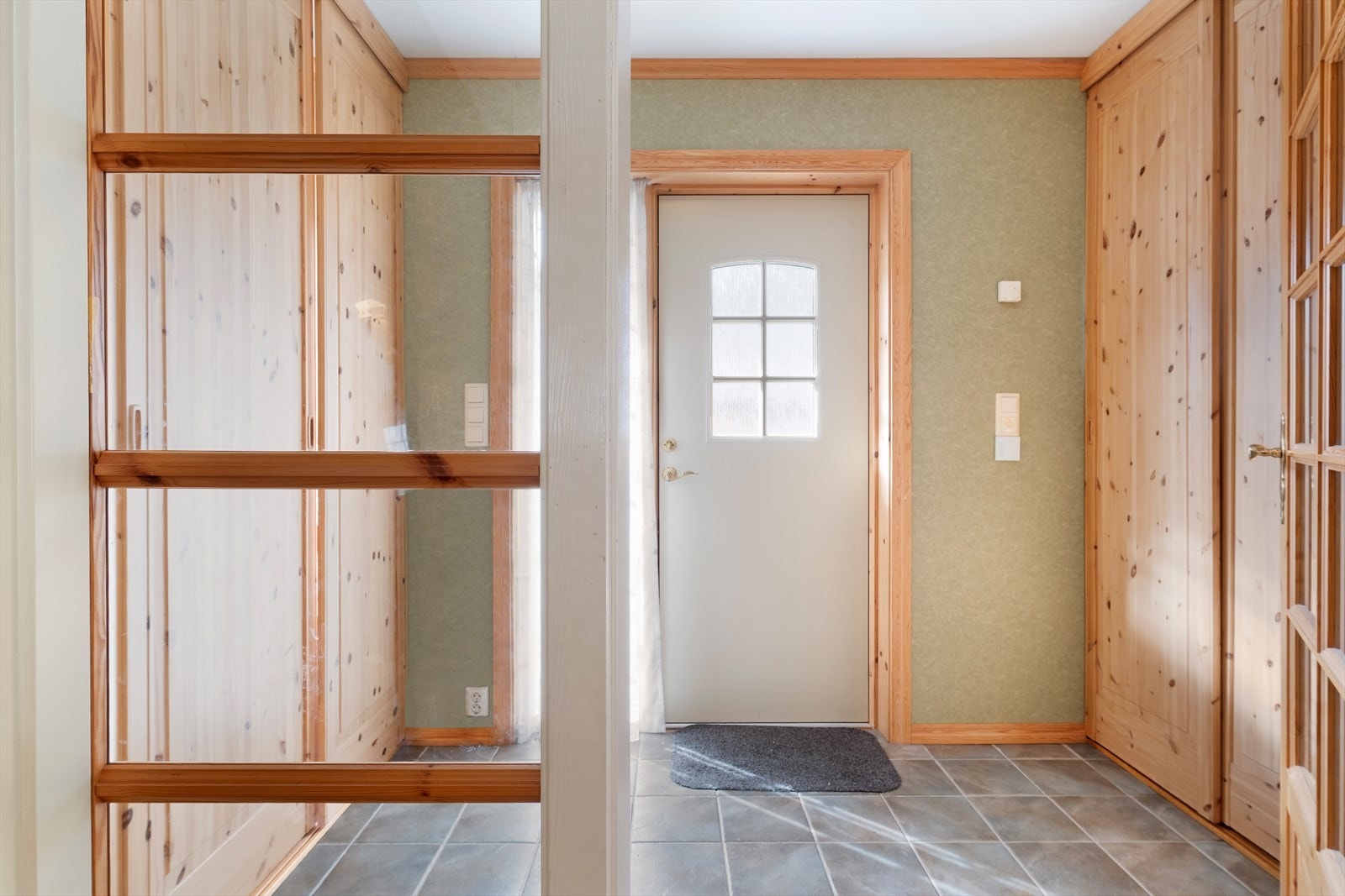 Entre med skyvedørsgarderobe på begge sider, med god moglegheit for å henge frå seg ytterklede og setje frå seg sko. Galleribilde