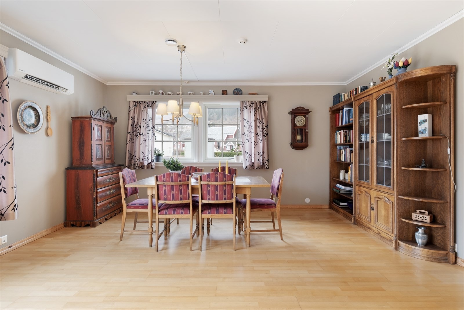 I stova, har du også god plass til å innreie med eit spisebord for å samle heile familien på koselege middagar. Galleribilde