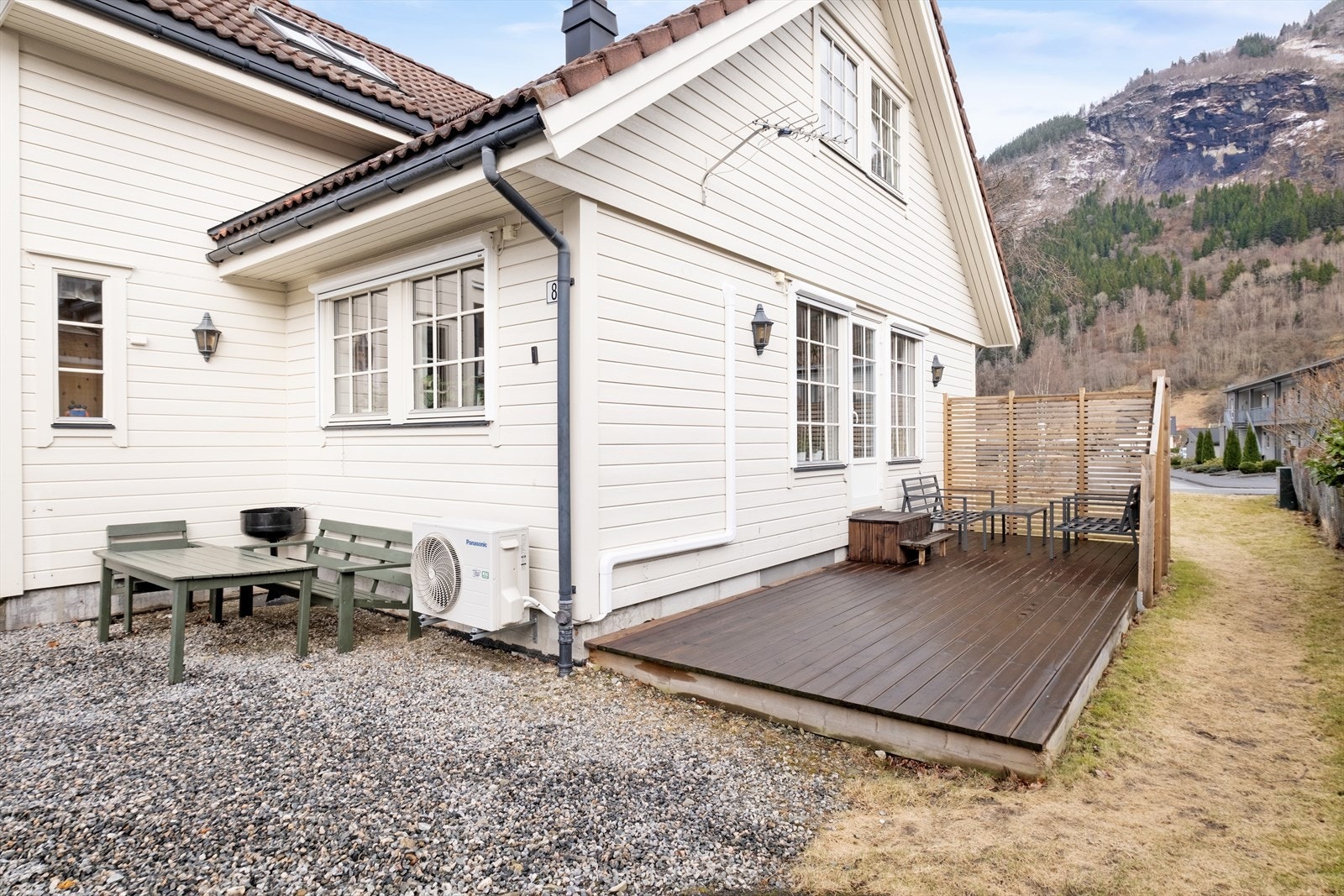 Frå stova, har ein utgang til terrassen. Her kan du nyte flotte sommardagar. Galleribilde