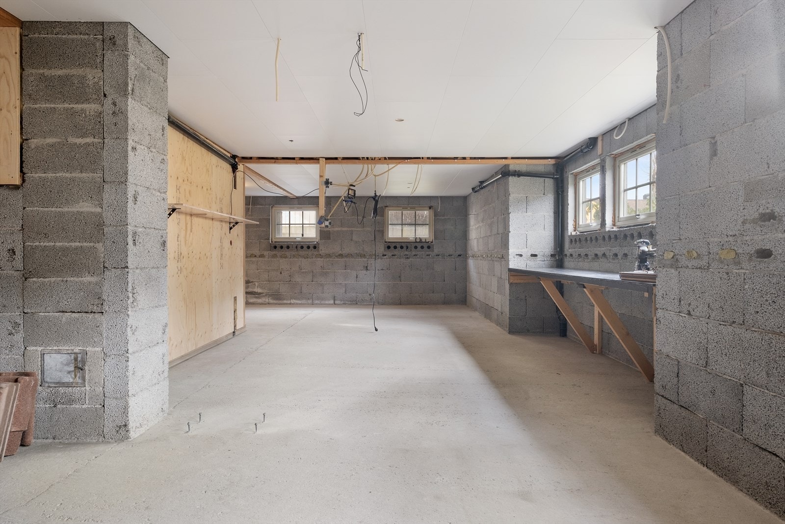 Vidare, kjem du inn i ein romsleg kjellardel med mykje god lagringsplass. Denne delen av kjellaren er byggesøkt med kjøkken, stove, soverom og bad, men ikkje innreia. Galleribilde