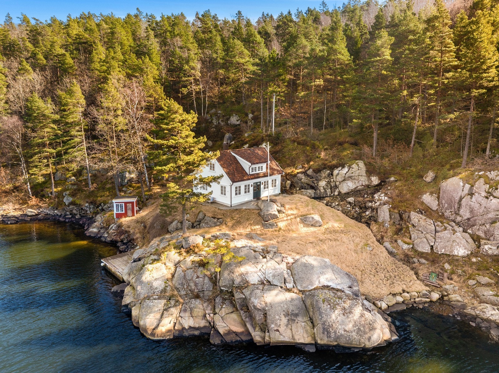 Velkommen til Flørenesveien 42! Hytta er presentert av Andre Sandvik v/Aktiv Eiendomsmegling avd. Kristiansand. Foto: Ivars Upe Galleribilde