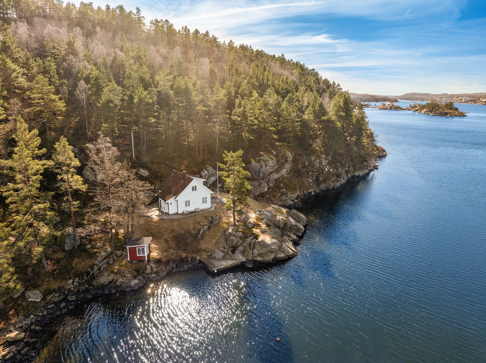 Utedo i rød bu Galleribilde