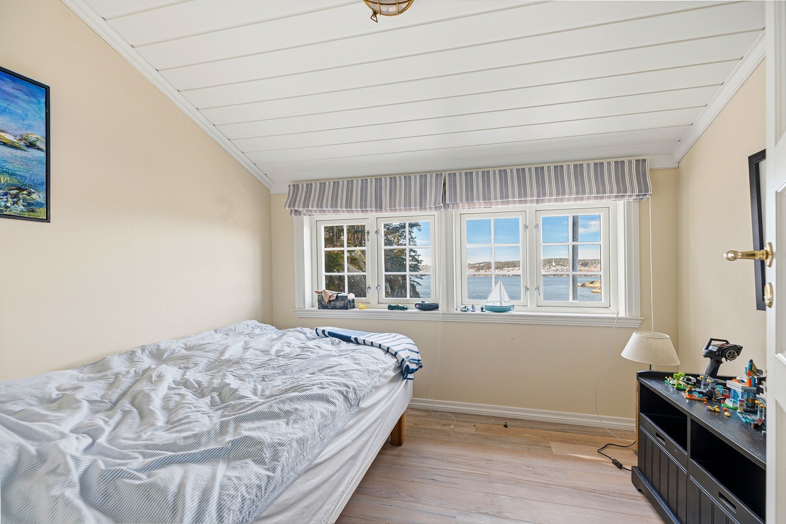 Soverom 1 er av god størrelse med god plass til seng og tilhørende møblement Galleribilde