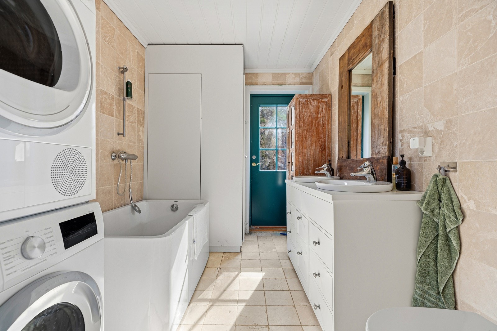 Flott baderom bestående av badekar, baderomsinnredning, toalett og opplegg for vask/tørk Galleribilde