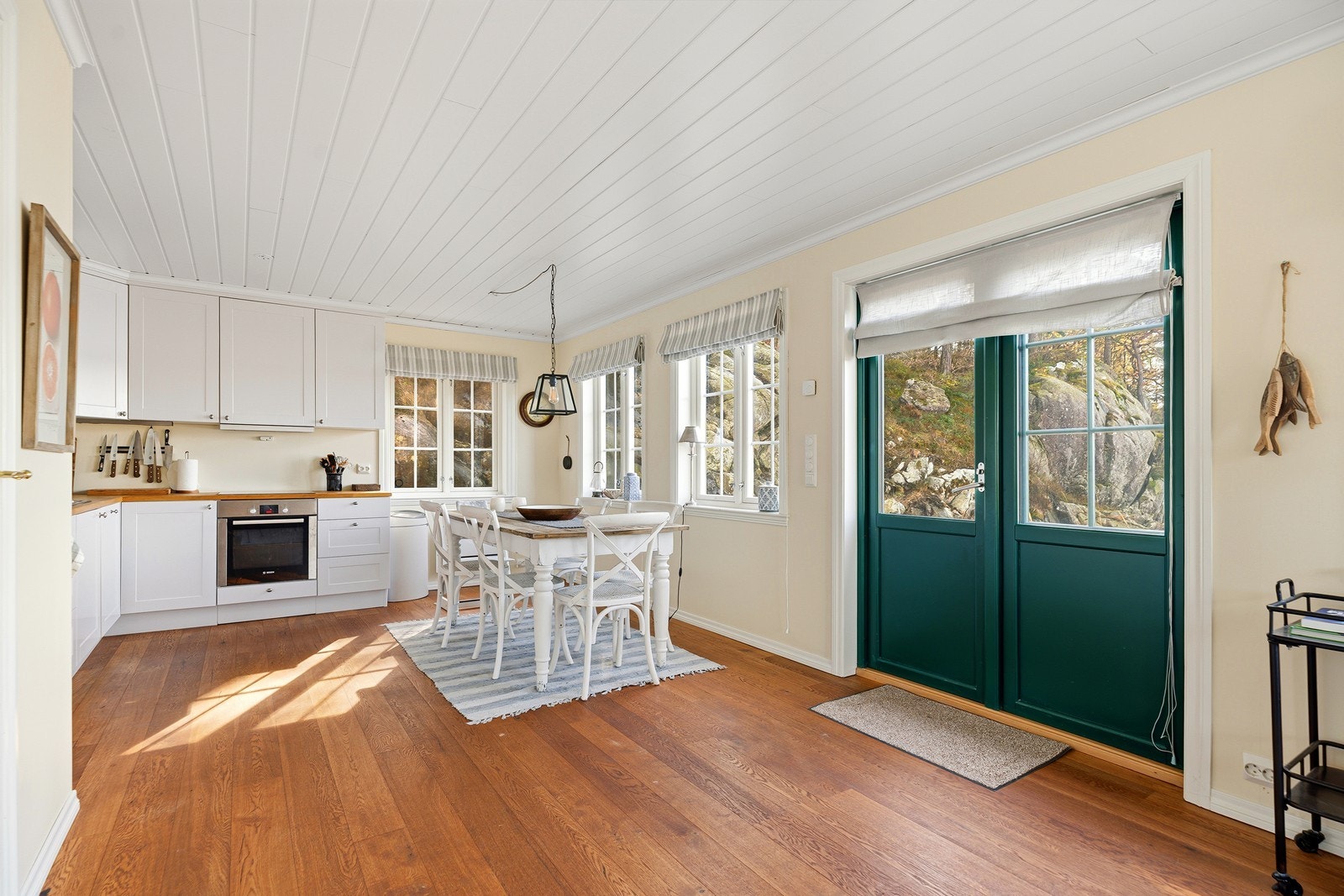 Sjarmerende kjøkken med god plass til spisebord med tilhørende møblement Galleribilde