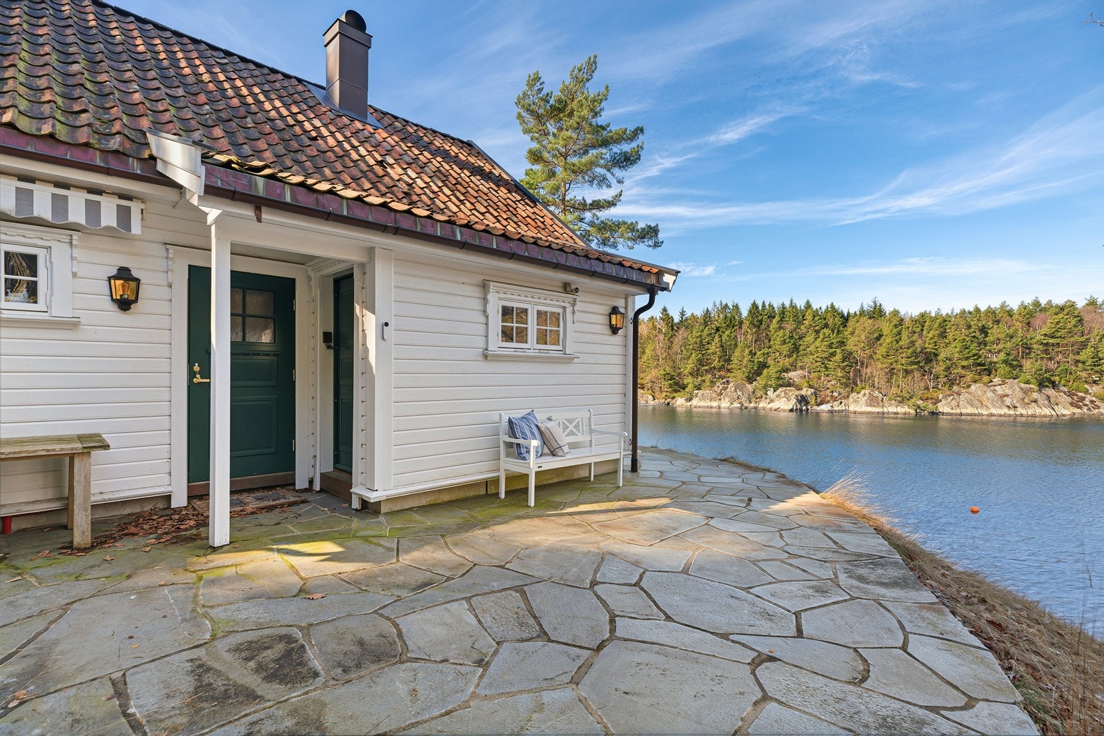 Fantastisk hytte med 150m strandlinje og unik tomt på hele 12 661m² tomt - Utsikt mot Lillesand sentrum Galleribilde