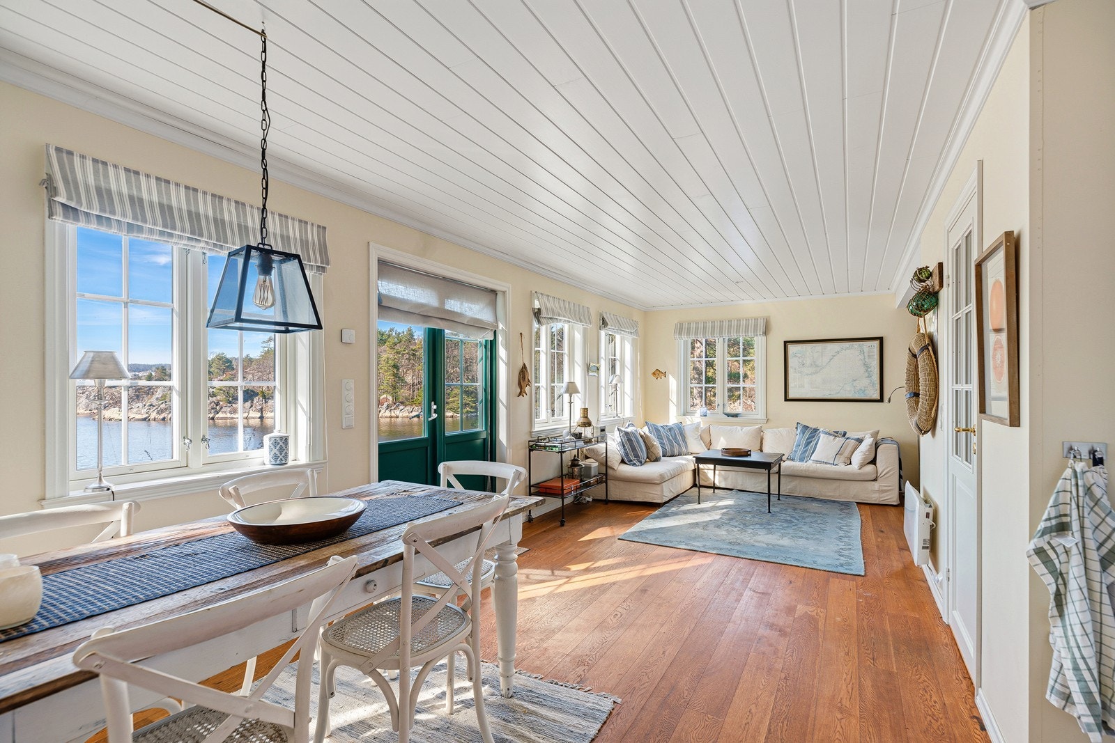 Hytta går over to etasjer og inneholder hall med trapp, bad/vaskerom og åpen stue/kjøkken i første etasje, samt tre soverom og gang i andre etasje. Galleribilde