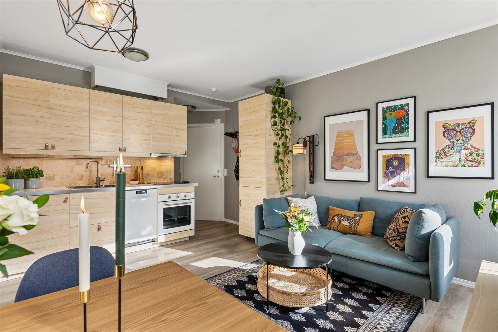 Det er lave felleskostnader på kun 2 077,- per måned. Felleskostnadene inkluderer kommunikasjonspakke, vaskerom, betjening av fellesgjeld, felles byggforsikring og diverse vedlikehold/drift iht. regnskap. Galleribilde