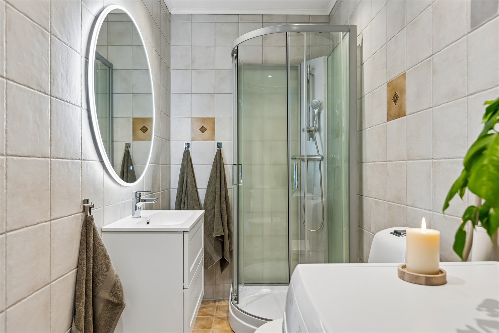 Flislagt bad på ca. 4m² med varmekabler i gulv. Det er opplegg for vaskemaskin på badet. Det er i tillegg felles vaskerom i kjeller dersom man ønsker å benytte seg av det. Galleribilde