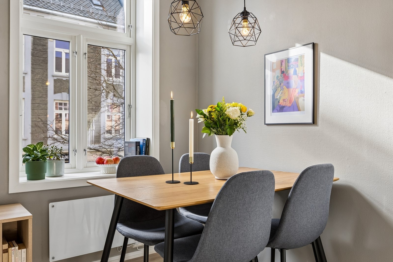 Her får du en tilbaketrukket, men samtidig svært attraktiv beliggenhet. Det er 5 minutters gåavstand til populære Solsiden og nærmeste dagligvarebutikk er kun 2 minutter unna. Buran er et knutepunkt for kollektivtransport med hele 13 ulike linjer. Galleribilde