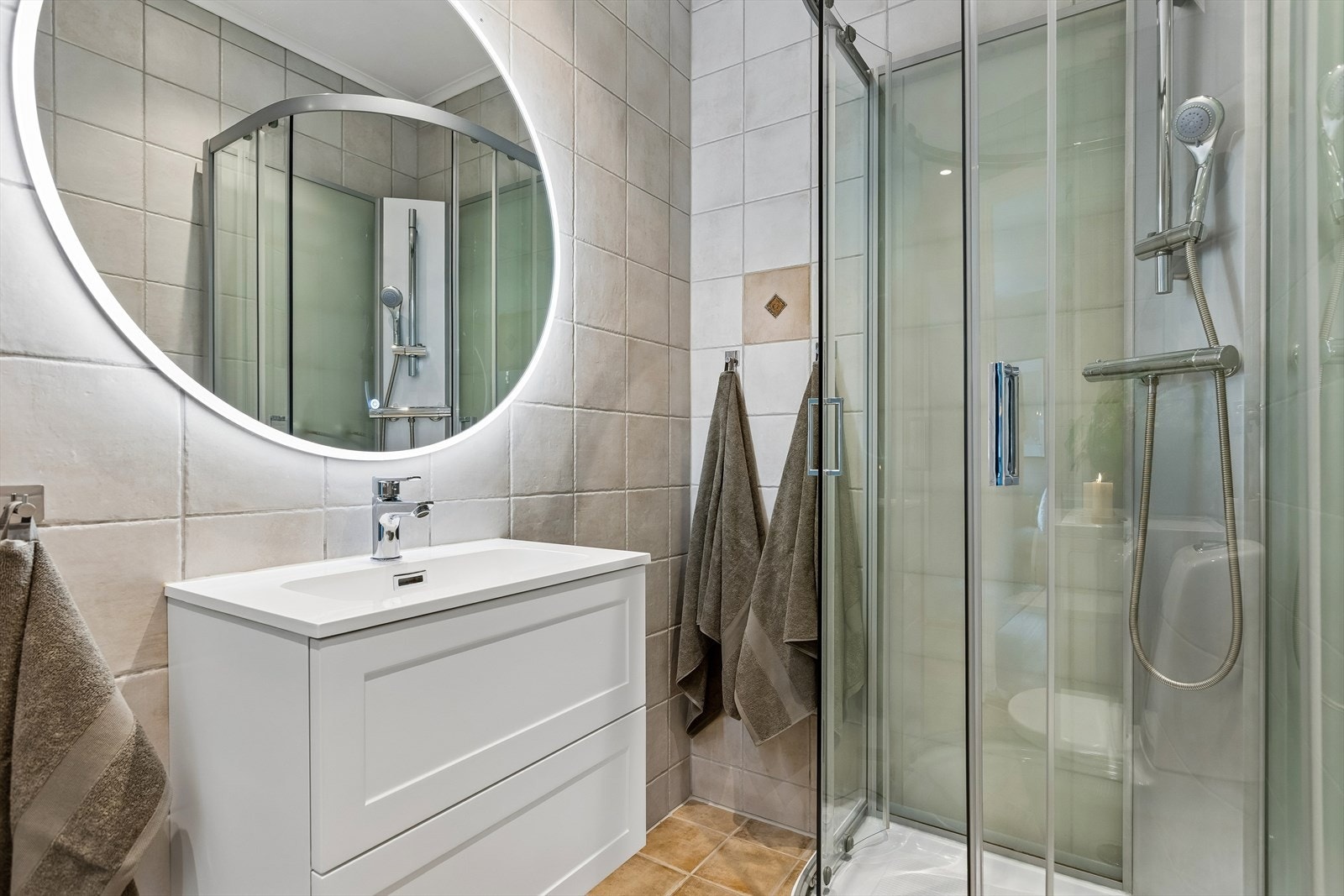 I 2023 ble baderomsinnredningen og klosettet byttet. Det ble i tillegg satt inn dusjkabinett. Galleribilde