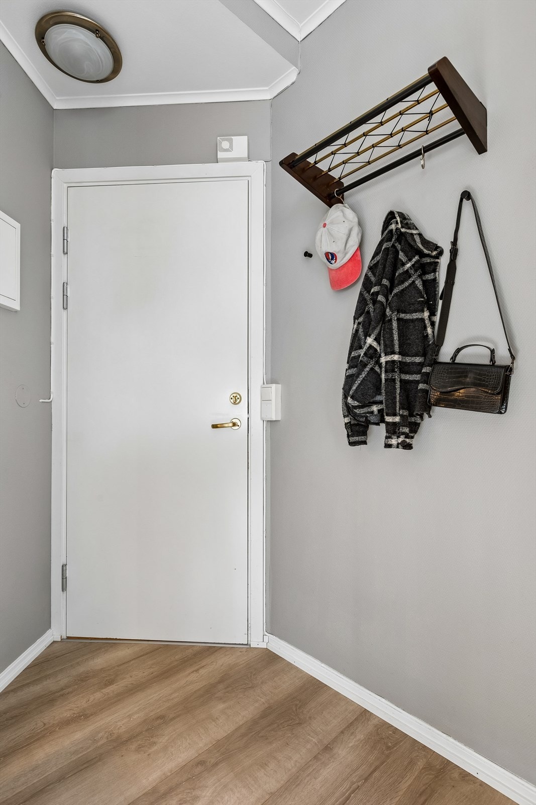 Når man kommer inn i boligen trer man inn i en praktisk entré med mulighet til oppbevaring av yttertøy. Galleribilde