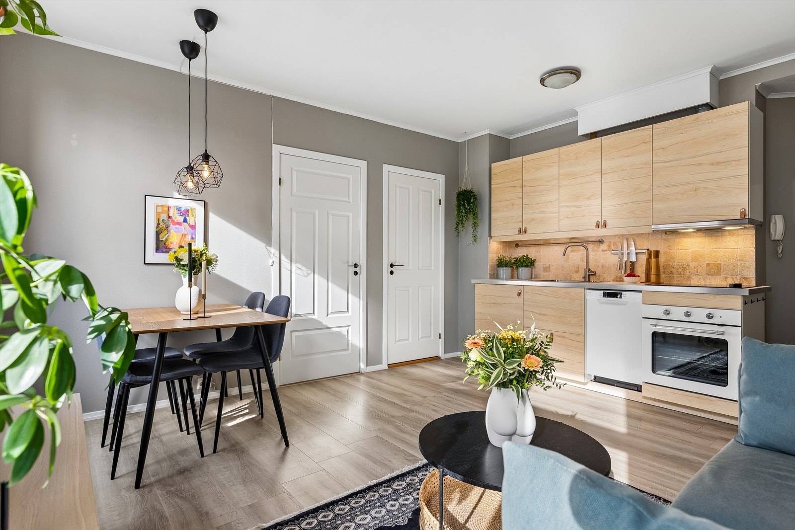 Leiligheten byr på åpen stue- og kjøkkenløsning på ca. 19m², god takhøyde og godt med lysinnslipp gjennom de rause vindusflatene. Galleribilde