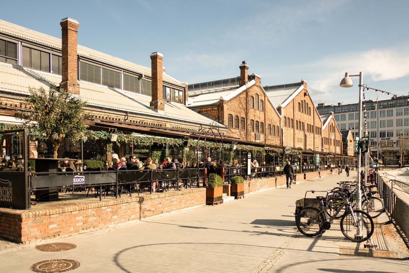 Solsiden ligger kun en kort spasertur unna. Her kan man nyte både yrende byliv, et bredt utvalg restauranter og shoppingmuligheter. Galleribilde