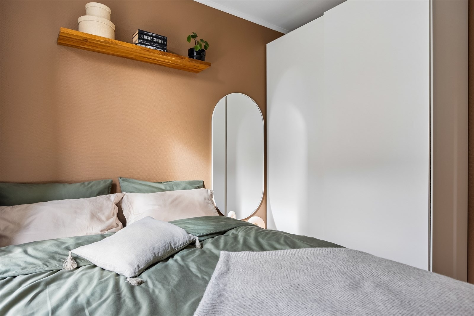 Praktisk garderobeskap som medfølger handelen. Galleribilde