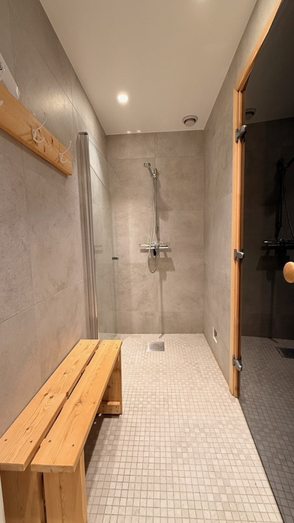 Garderobe med badstu v/ treningsrom Galleribilde