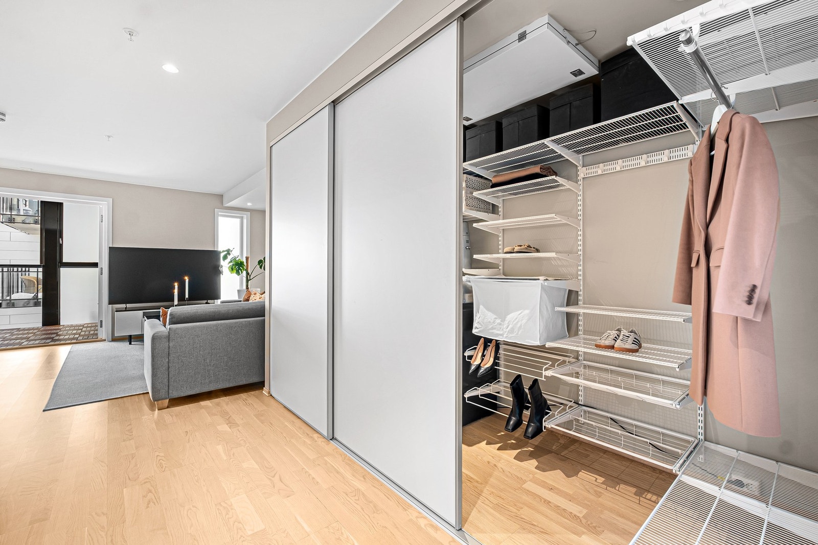 Svært praktisk skyvedørsgarderobe med rikelig oppbevaring i entréen. Galleribilde