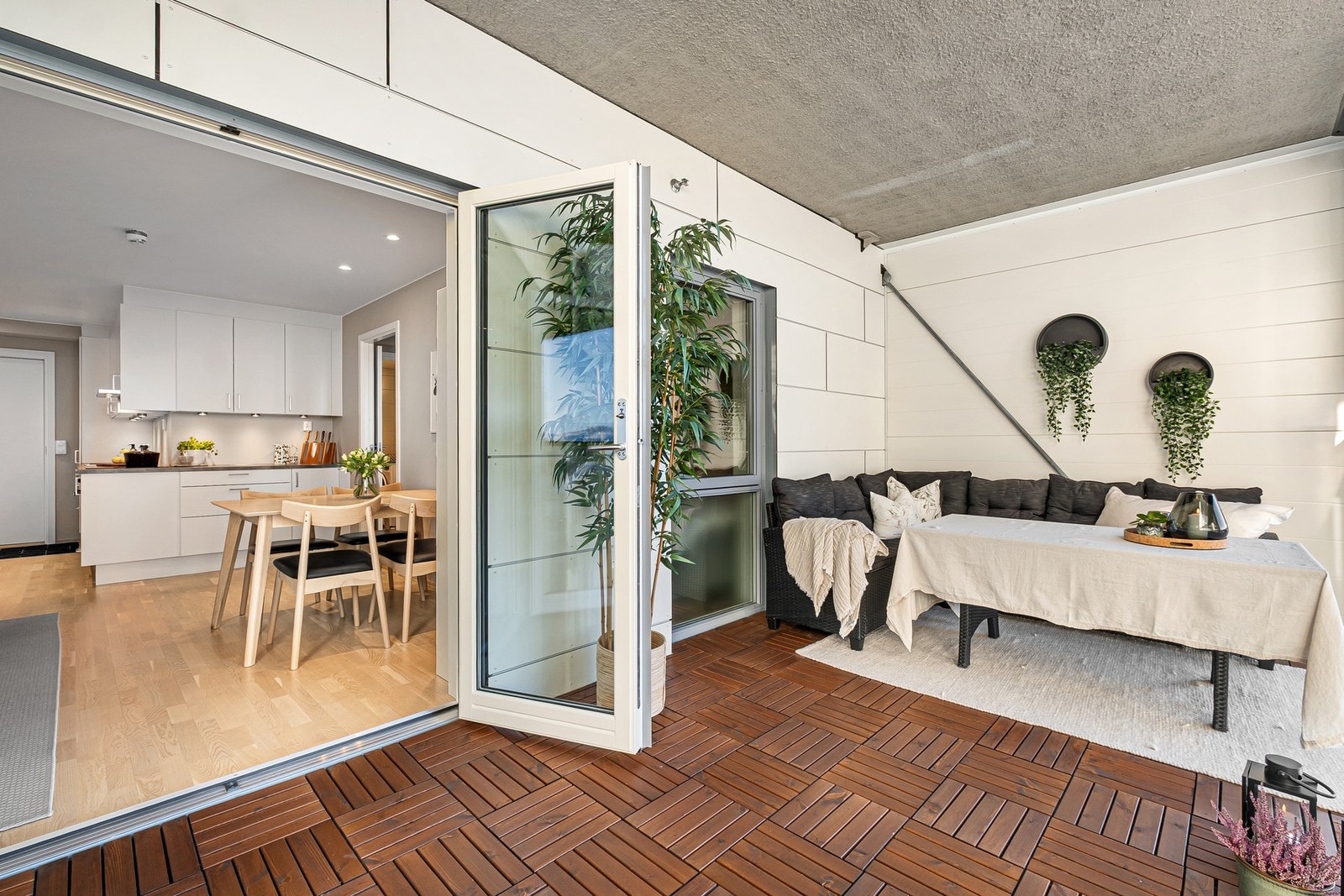 Dobbeldør fra stuen ut til en romslig, innglasset balkong med fantastisk utsikt. Galleribilde